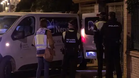 Efectivos de la Policía Nacional ante el domicilio de la mujer de 67 años que ha sido asesinada en Dos Hermanas Efectivos de la Policía Nacional ante el domicilio de la mujer de 67 años que ha sido asesinada en Dos Hermanas