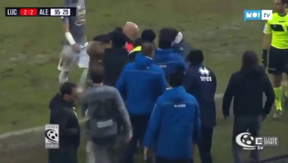 Un entrenador da un brutal cabezazo al entrenador rival y le deja en el suelo