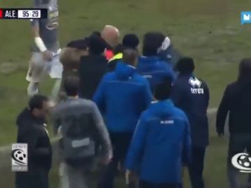 Un entrenador da un brutal cabezazo al entrenador rival y le deja en el suelo