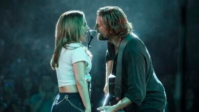 Vídeo: Bradley Cooper aparece por sorpresa en el show de Lady Gaga para cantar en directo con ella