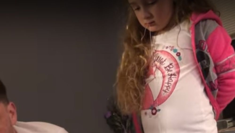 Imagen del momento en el que el dron va a arrancar el diente de leche