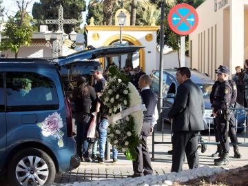 Servicios funerarios portan coronas de flores en el tanatorio de la barriada malagueña de El Palo