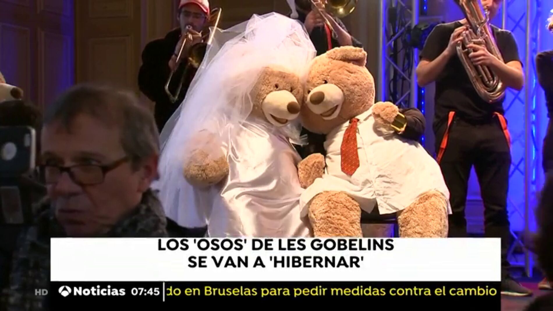 Despiden a cientos de osos de peluche que adornaban las calles y locales de Par&iacute;s desde noviembre