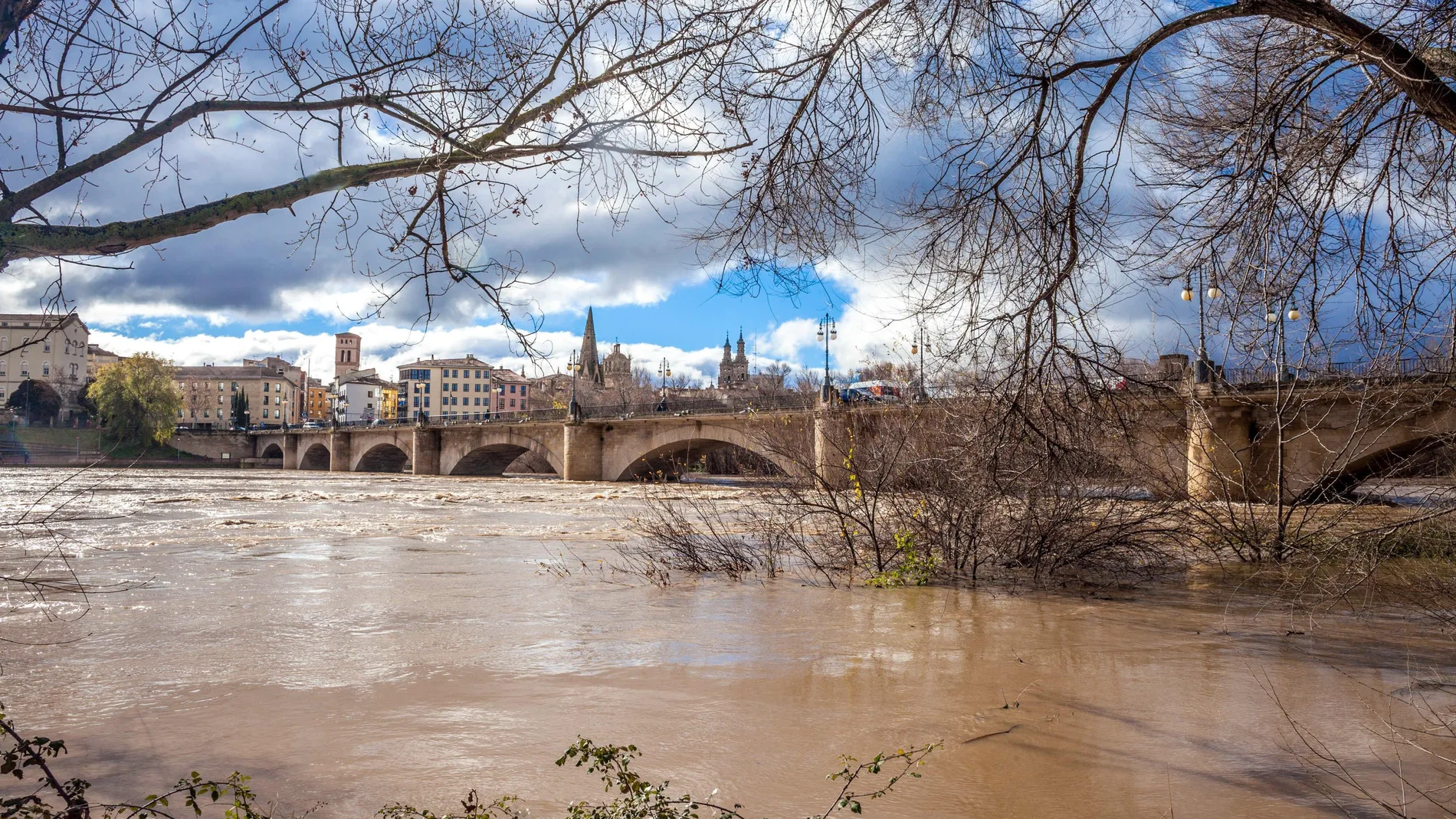 El Ebro a su paso por Zaragoza El Ebro a su paso por Zaragoza
