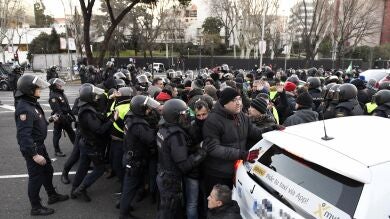 Miles de taxistas colapsan Madrid en una nueva jornada de huelga