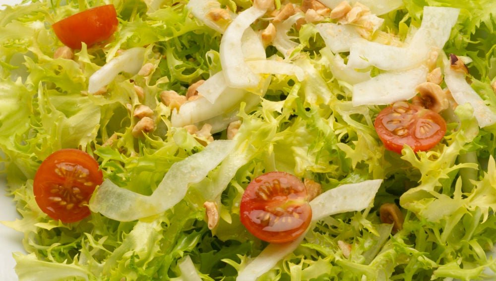 Ensalada de escarola, cherrys y avellanas