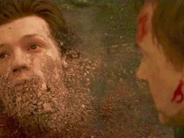 Spider-Man desapareciendo tras el chasquido de Thanos Spider-Man desapareciendo tras el chasquido de Thanos