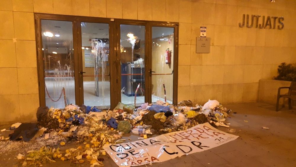 Entrada a los Juzgados de Gavá, donde los CDR han lanzado excrementos y basura