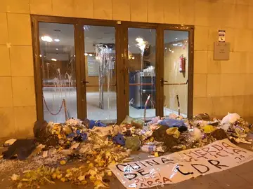 Entrada a los Juzgados de Gavá, donde los CDR han lanzado excrementos y basura Entrada a los Juzgados de Gavá, donde los CDR han lanzado excrementos y basura