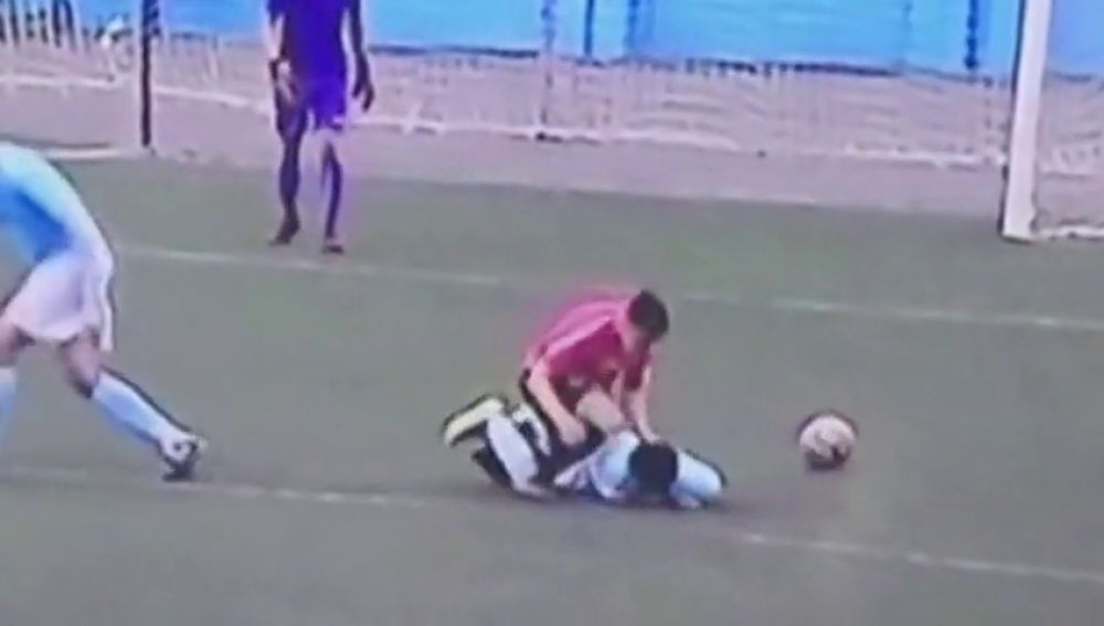 Salvaje agresión en un partido de fútbol base en Canarias