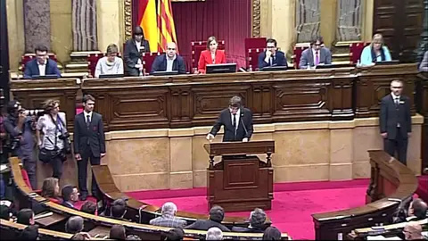Puigdemont declara la independencia Puigdemont declara la independencia... y la deja en suspenso