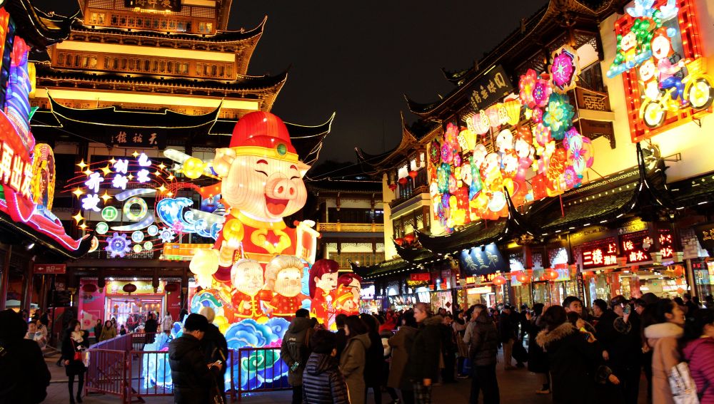 Festival de los faroles de Shanghái con motivo de la llegada este martes de Año Nuevo Lunar