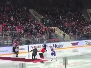 José Mourinho y su aparatosa caída en el saque de honor de un partido de hockey José Mourinho y su aparatosa caída en el saque de honor de un partido de hockey