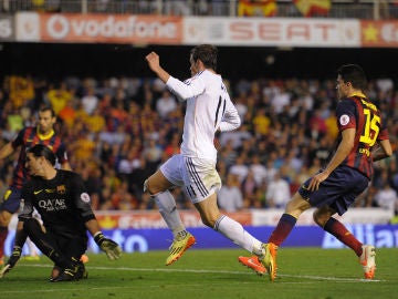 Bale, en el momento de anotar su gol ante el Barcelona en Mestalla