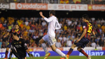 Bale, en el momento de anotar su gol ante el Barcelona en Mestalla
