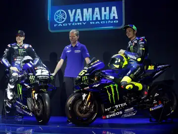 Maverick Viñales y Valentino Rossi en la presentación de la nueva Yamaha Maverick Viñales y Valentino Rossi en la presentación de la nueva Yamaha