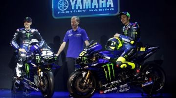 Maverick Viñales y Valentino Rossi en la presentación de la nueva Yamaha