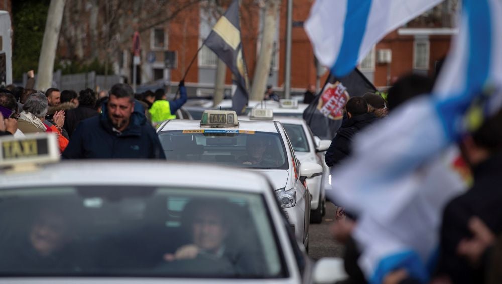 Taxistas durante una concentración.