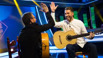 Vídeo - Sergio Ramos y Pablo Motos emocionan tocando 'Entre dos aguas' con la guitarra en 'El Hormiguero 3.0'