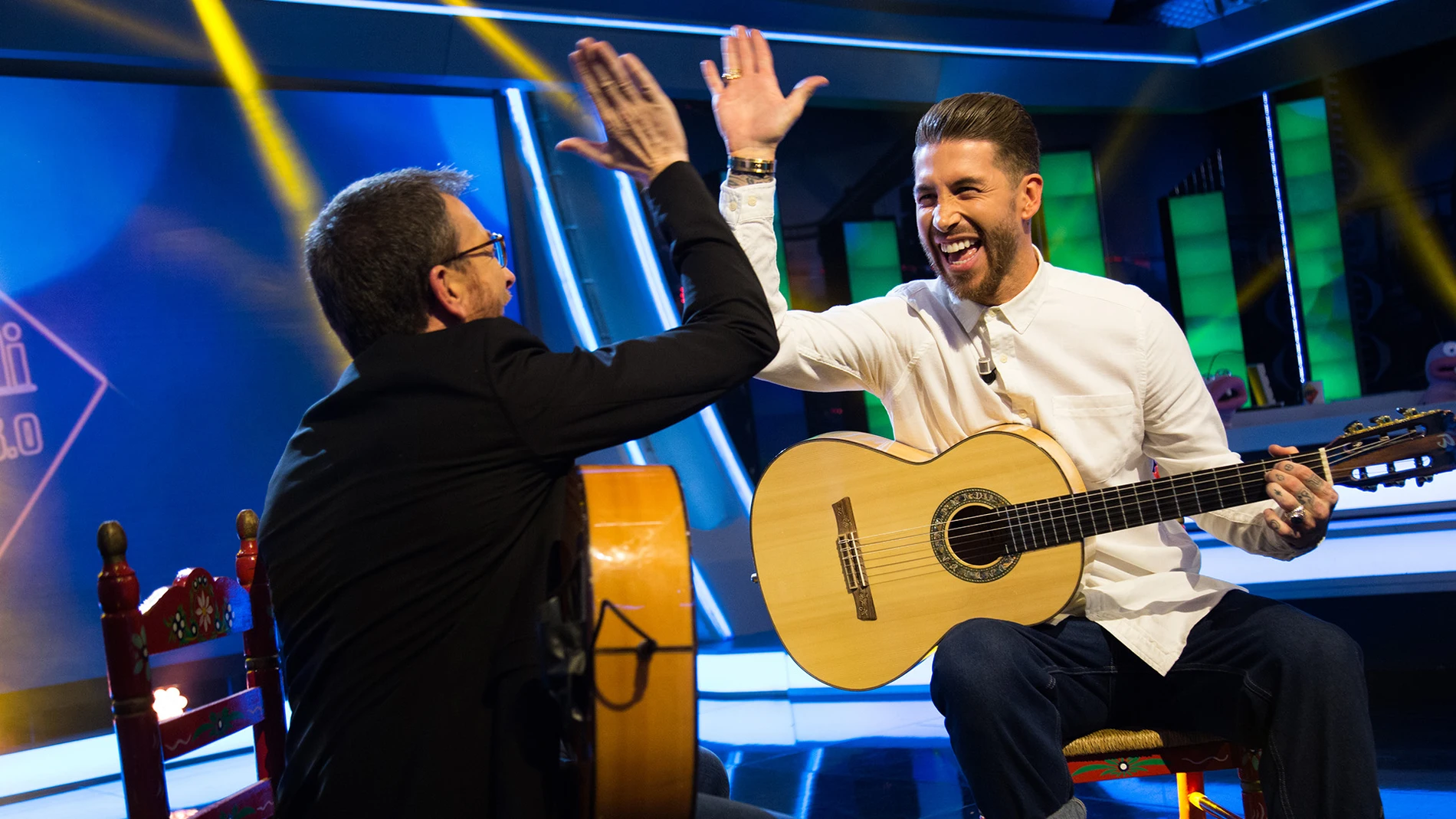 Sergio Ramos y Pablo Motos emocionan tocando 'Entre dos aguas' con la guitarra en 'El Hormiguero 3.0'