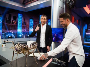 El regalazo de Sergio Ramos con el que ha sorprendido a Pablo Motos en 'El Hormiguero 3.0': una hormiga de bronce pulido 