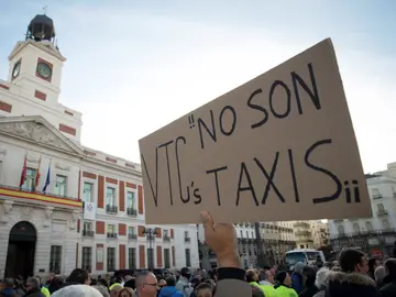 Un momento de la concentración de taxistas madrileños en la Puerta del Sol Un momento de la concentración de taxistas madrileños en la Puerta del Sol