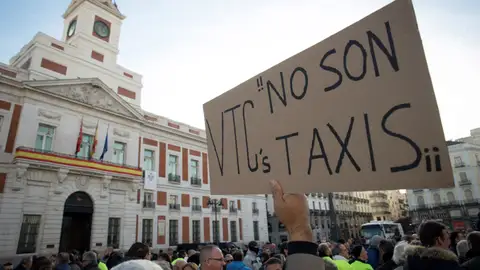 Un momento de la concentración de taxistas madrileños en la Puerta del Sol Un momento de la concentración de taxistas madrileños en la Puerta del Sol
