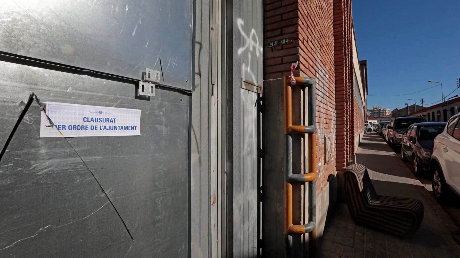 Interrogan a los seis detenidos en Sabadell por una presunta agresión sexual múltiple y los vecinos tachan de problemáticos a los ocupantes de la nave