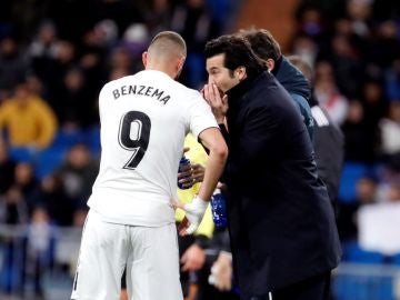 Santiago Solari conversa con Karim Benzema Santiago Solari conversa con Karim Benzema