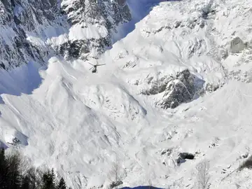 Un helicóptero participa en las labores de rescate de los esquiadores en los Alpes italianos Un helicóptero participa en las labores de rescate de los esquiadores en los Alpes italianos