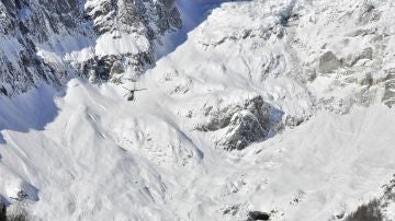 Un helicóptero participa en las labores de rescate de los esquiadores en los Alpes italianos