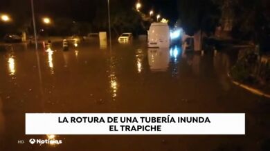 La rotura de una tubería provoca la inundación de varias calles en El Trapiche (Vélez-Málaga)