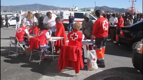 La Guardia Civil rescata una embarcación con 97 subsaharianos en Motril La Guardia Civil rescata una embarcación con 97 subsaharianos en Motril