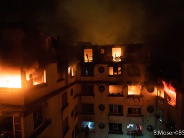 Las llamas devoran las últimas plantas del edificio de 8 plantas