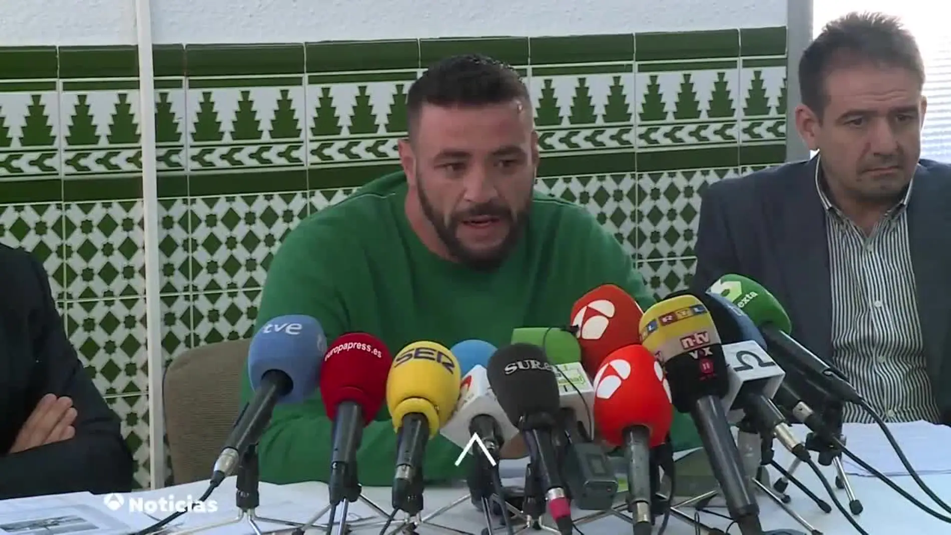 Noticias 1 Antena 3 (05-02-19) El dueño de la finca donde murió Julen: "Jamás pensé que allí cabía un niño, no me lo perdonaré nunca" Noticias 1 Antena 3 (05-02-19) El dueño de la finca donde murió Julen: "Jamás pensé que allí cabía un niño, no me lo perdonaré nunca"