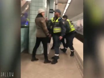Polémica en Suecia por el trato de dos policía a una mujer negra embarazada en el metro