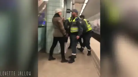 Polémica en Suecia por el trato de dos policía a una mujer negra embarazada en el metro Polémica en Suecia por el trato de dos policía a una mujer negra embarazada en el metro