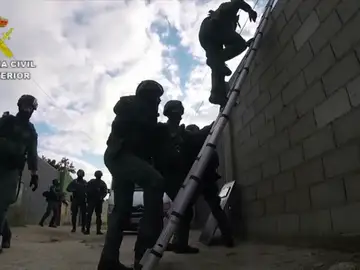 La Guardia Civil detiene en la Costa del Sol a 14 integrantes de un importante clan perteneciente a la 'camorra italiana' La Guardia Civil detiene en la Costa del Sol a 14 integrantes de un importante clan perteneciente a la 'camorra italiana'