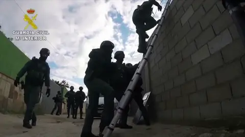 La Guardia Civil detiene en la Costa del Sol a 14 integrantes de un importante clan perteneciente a la 'camorra italiana' La Guardia Civil detiene en la Costa del Sol a 14 integrantes de un importante clan perteneciente a la 'camorra italiana'