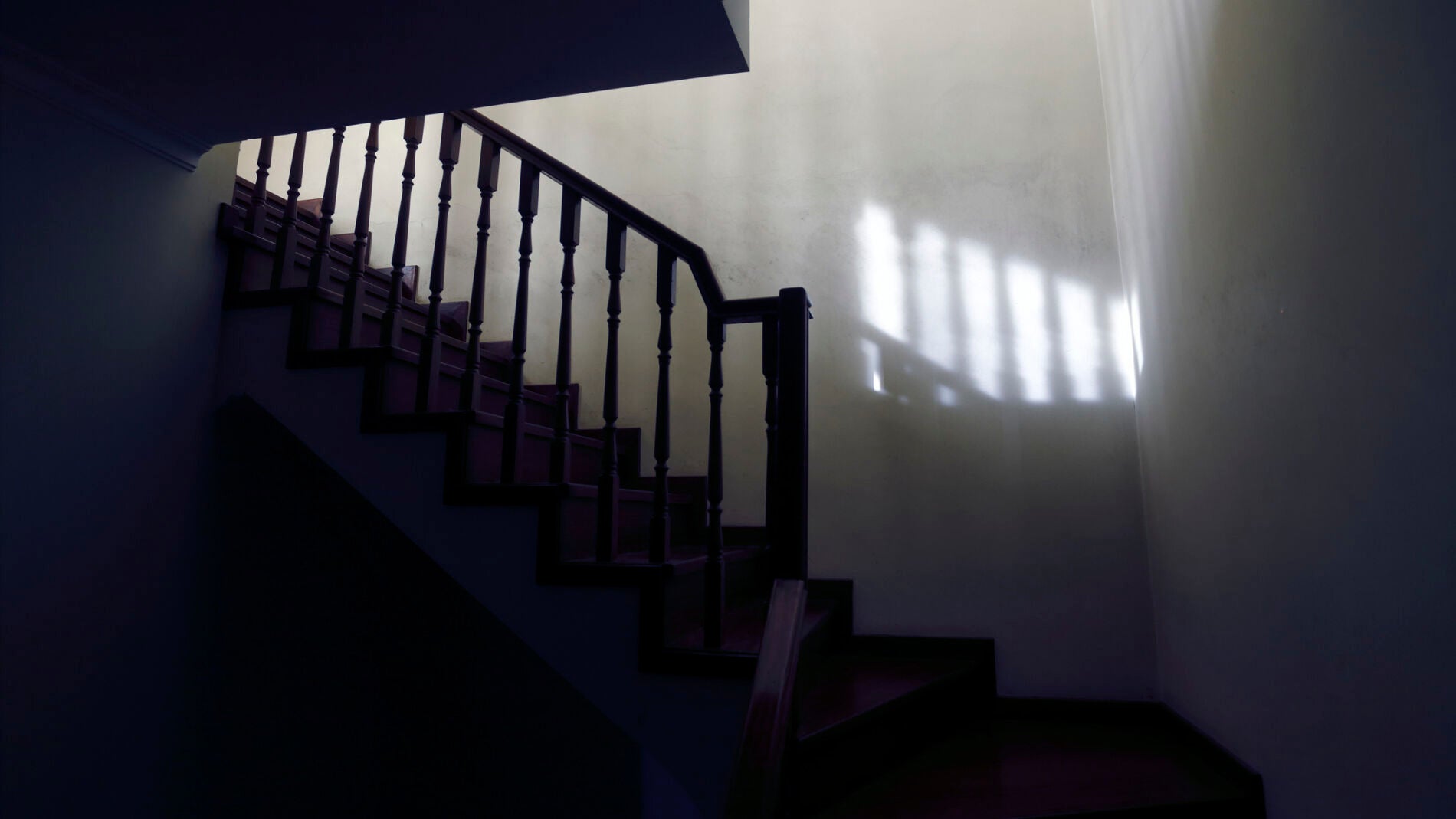Escaleras oscuras