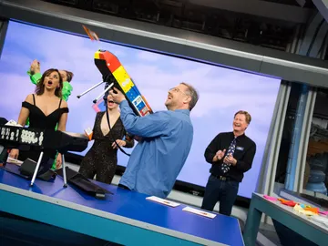 Cientos de aviones de papel inundan el plató de 'El Hormiguero 3.0' y dejan sin palabras a Chenoa, Mimi y Soraya Arnelas Cientos de aviones de papel inundan el plató de 'El Hormiguero 3.0' y dejan sin palabras a Chenoa, Mimi y Soraya Arnelas