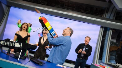 Cientos de aviones de papel inundan el plató de 'El Hormiguero 3.0' y dejan sin palabras a Chenoa, Mimi y Soraya Arnelas 