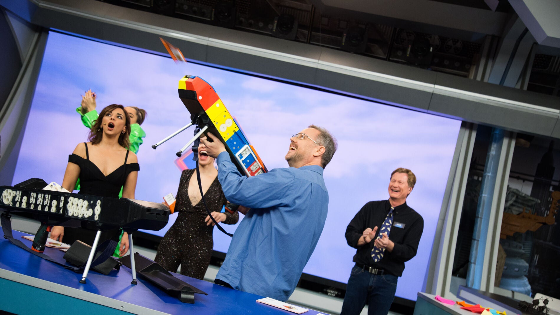 Cientos de aviones de papel inundan el plat&oacute; de 'El Hormiguero 3.0' y dejan sin palabras a Chenoa, Mimi y Soraya Arnelas 