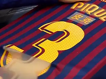 La camiseta del Barcelona con los nombres en chino La camiseta del Barcelona con los nombres en chino