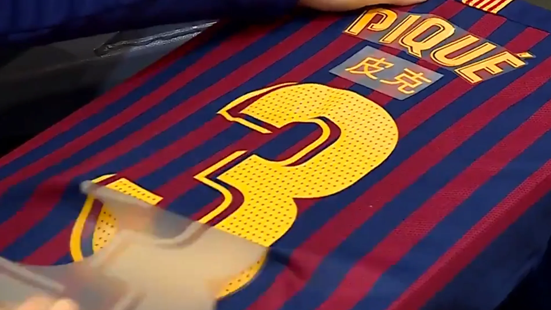La camiseta del Barcelona con los nombres en chino La camiseta del Barcelona con los nombres en chino