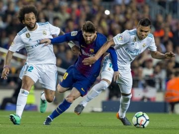 Leo Messi intenta zafarse de Casemiro y Marcelo