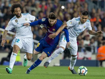 Leo Messi intenta zafarse de Casemiro y Marcelo Leo Messi intenta zafarse de Casemiro y Marcelo