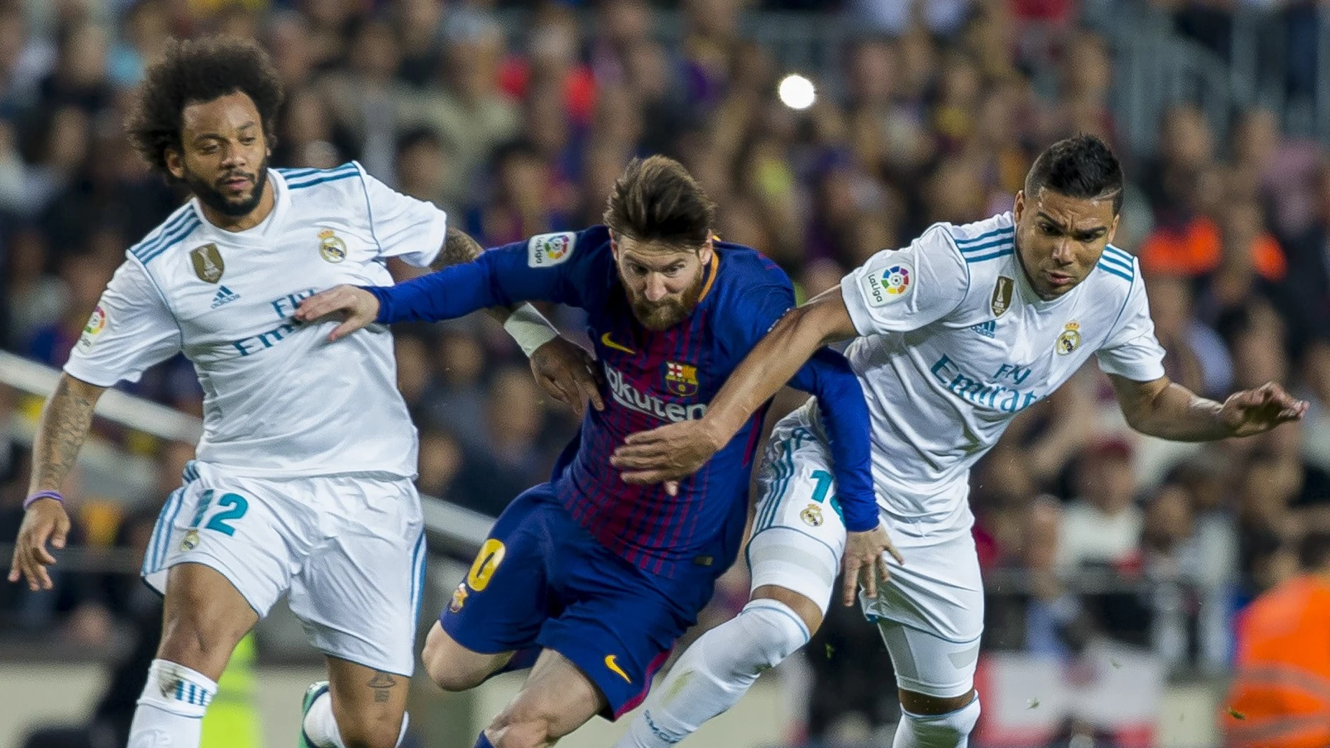 Leo Messi intenta zafarse de Casemiro y Marcelo Leo Messi intenta zafarse de Casemiro y Marcelo