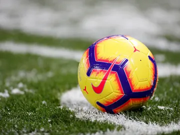 Un balón, sobre el césped durante un partido de fútbol Un balón, sobre el césped durante un partido de fútbol