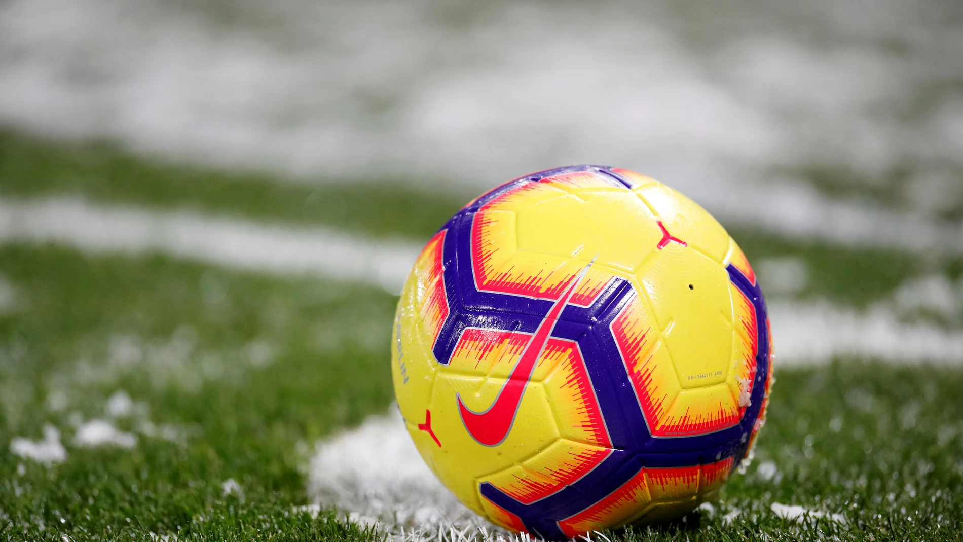Un balón, sobre el césped durante un partido de fútbol Un balón, sobre el césped durante un partido de fútbol